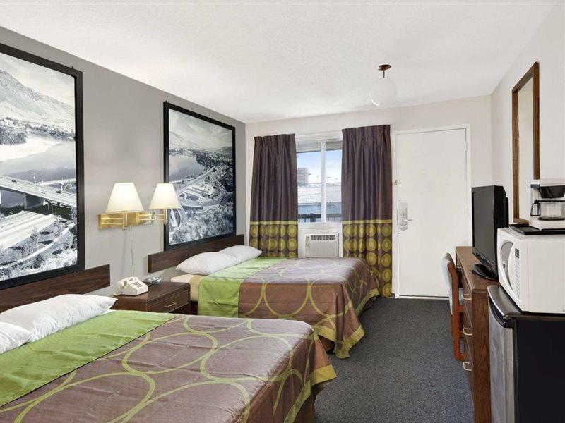 Super 8 By Wyndham Kamloops East Motel Kültér fotó