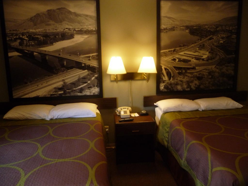 Super 8 By Wyndham Kamloops East Motel Kültér fotó