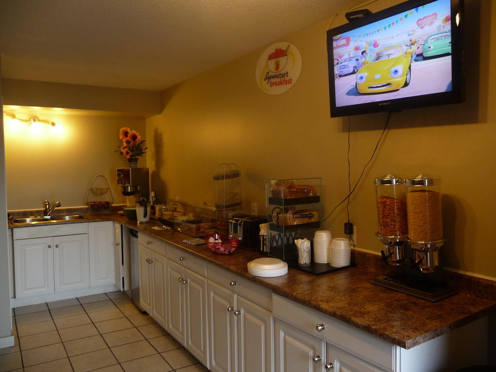 Super 8 By Wyndham Kamloops East Motel Kültér fotó