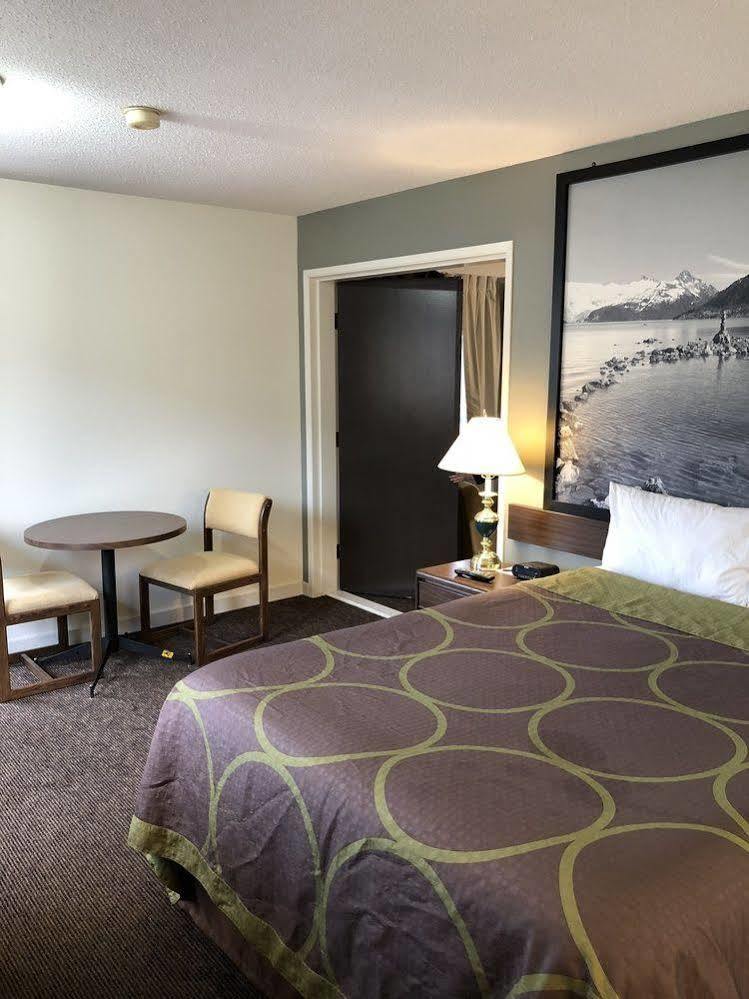 Super 8 By Wyndham Kamloops East Motel Kültér fotó